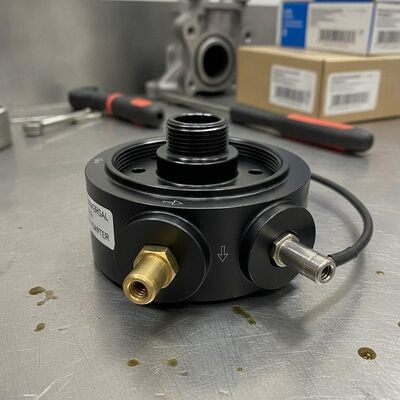 Adaptateur universel de plaque sandwich pour filtre à huile, s'installe entre le bloc moteur et le filtre à huile. Comporte 2 ports filetés dédiés de 1/8" NPT pour l'installation de manomètres de pression d'huile, de capteurs de température